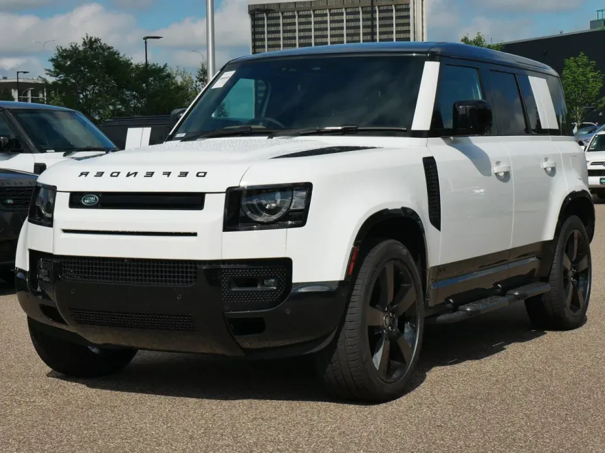 2025 Land Rover Defender 110 V8 photo 1