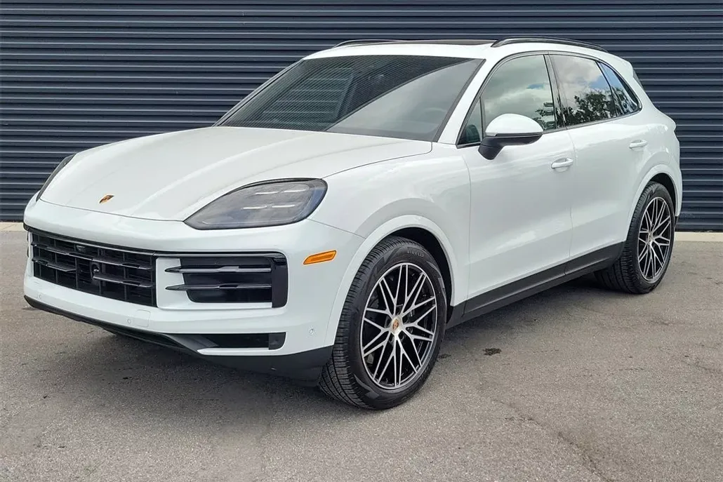 2025 Porsche Cayenne Base photo 1