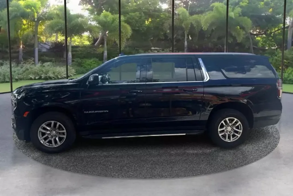 2021 Chevrolet Suburban LT photo 1