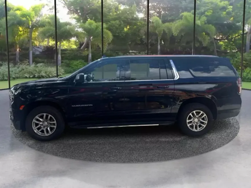 2021 Chevrolet Suburban LT photo 1