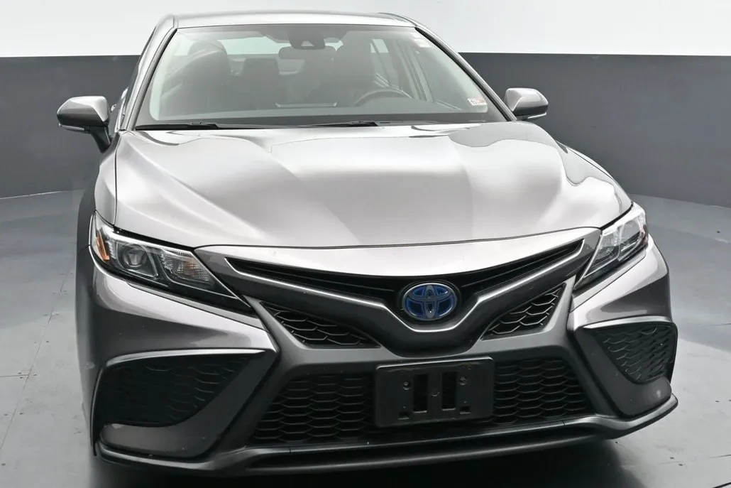2022 Toyota Camry SE photo 1