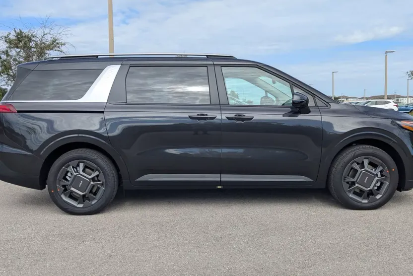 2026 Kia Carnival EX photo 1