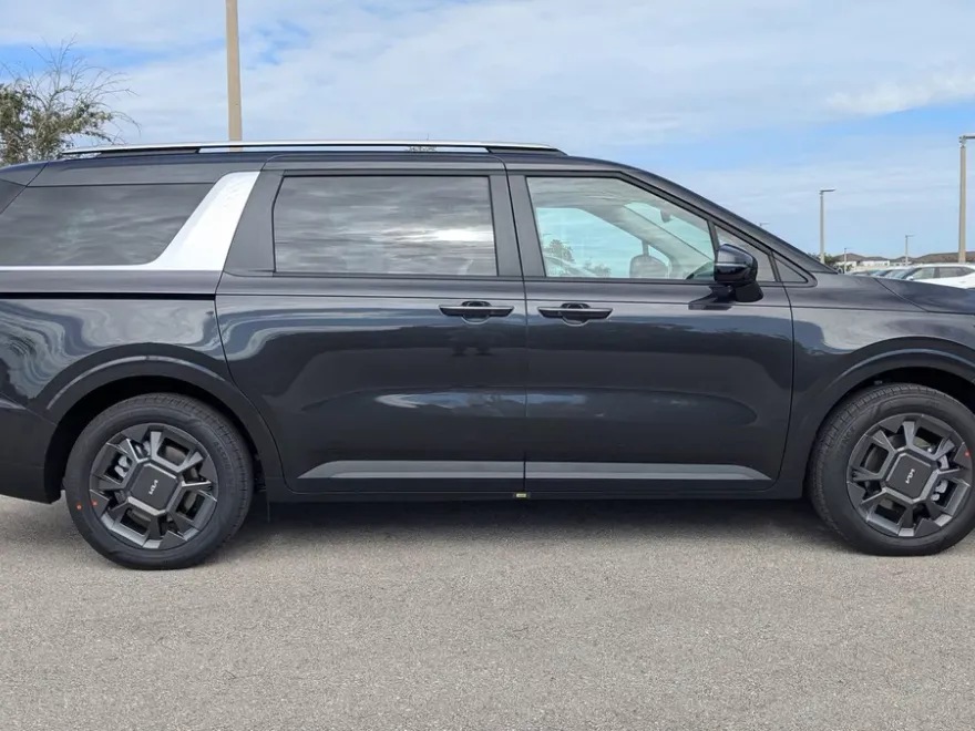 2026 Kia Carnival EX photo 1