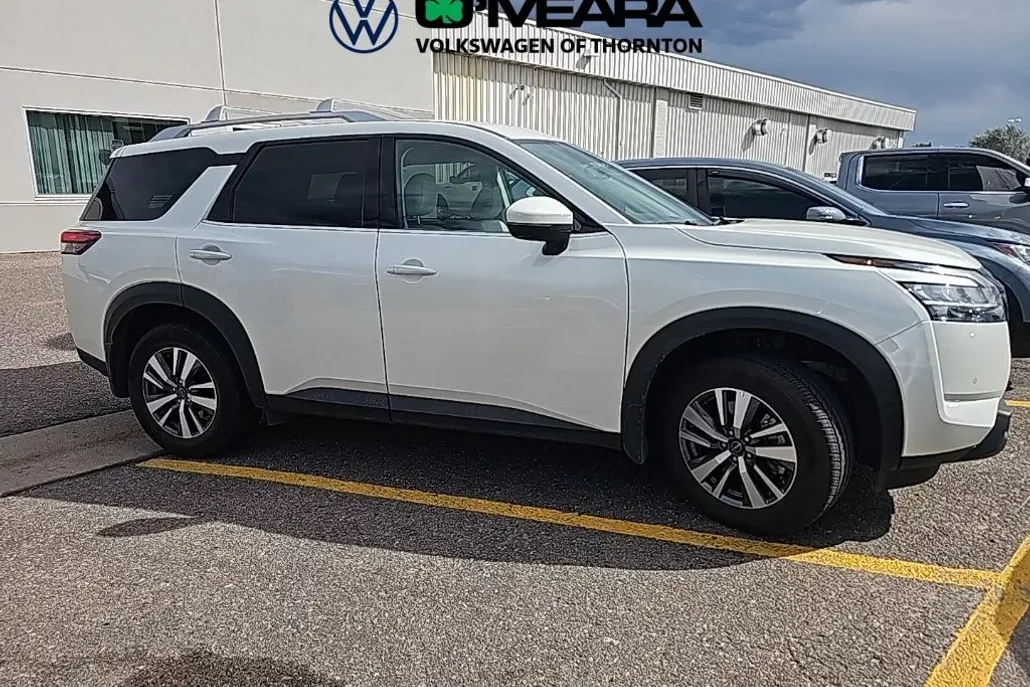 2024 Nissan Pathfinder SL photo 1
