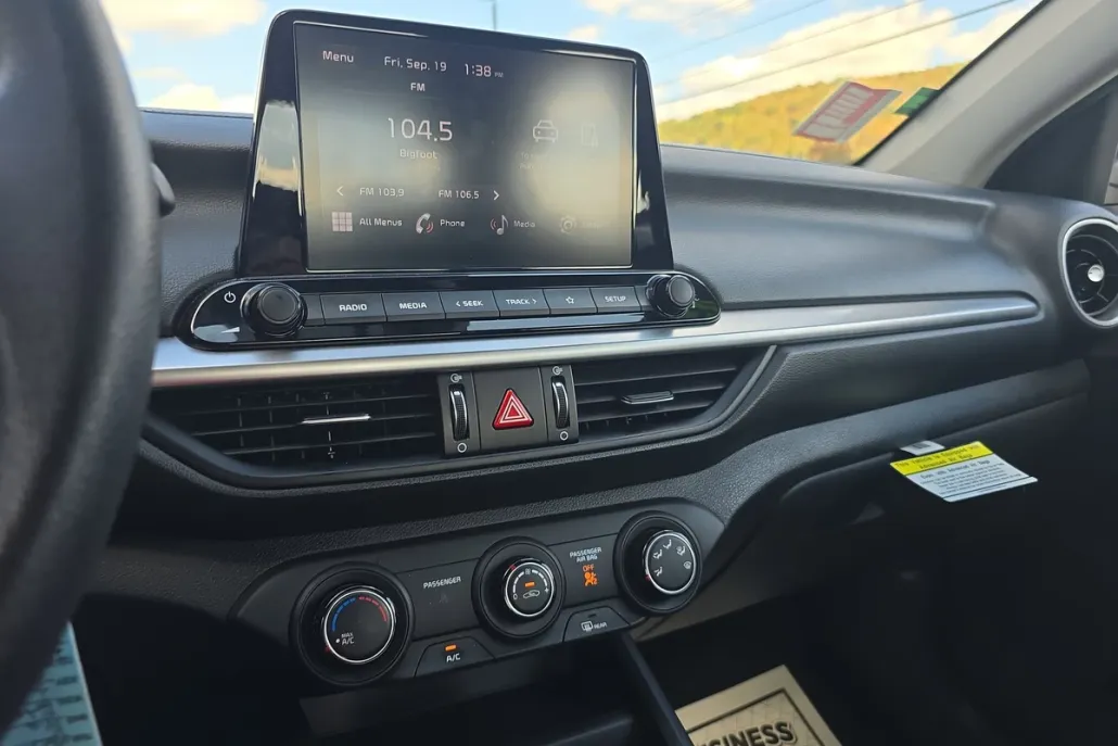 2023 Kia Forte LXS photo 1