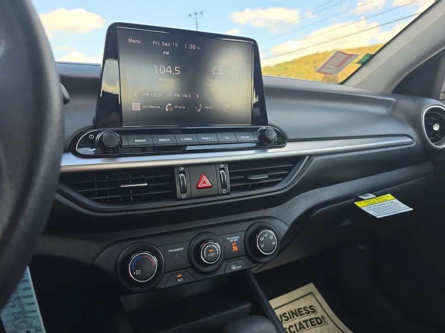 2023 Kia Forte LXS photo 1