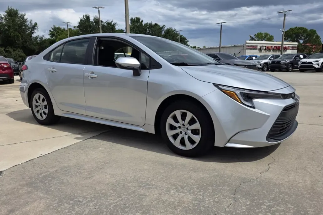 2024 Toyota Corolla Hybrid LE photo 1