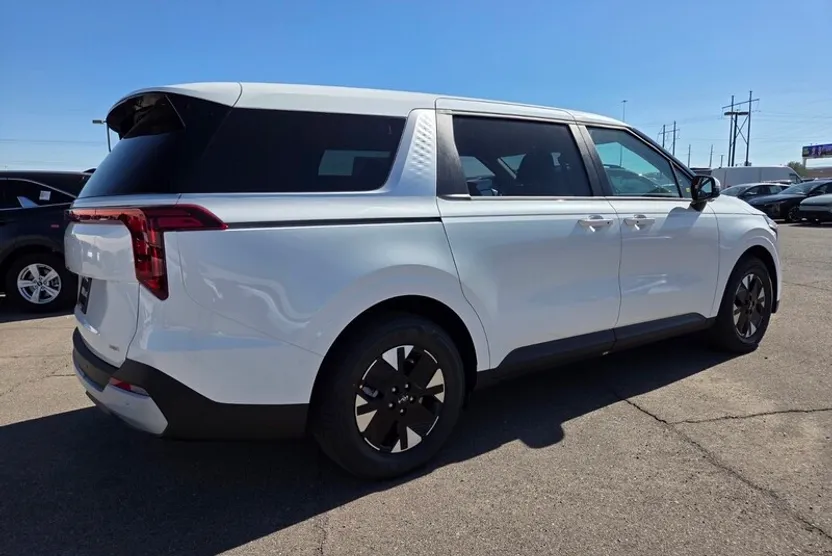 2026 Kia Carnival LXS photo 1