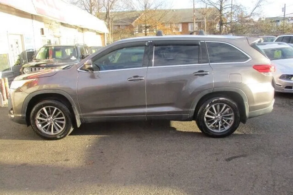 2019 Toyota Highlander XLE photo 1
