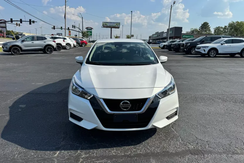 2022 Nissan Versa SV photo 1