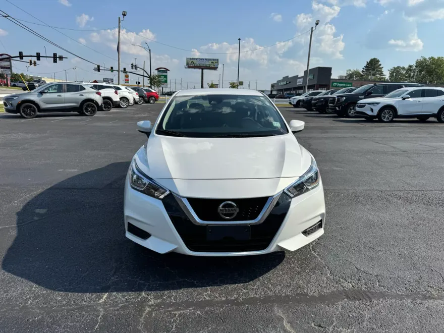 2022 Nissan Versa SV photo 1