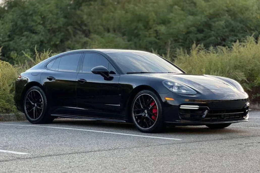 2020 Porsche Panamera GTS photo 1