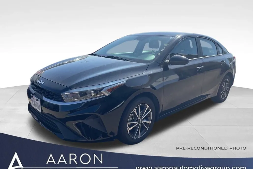 2023 Kia Forte LXS photo 1