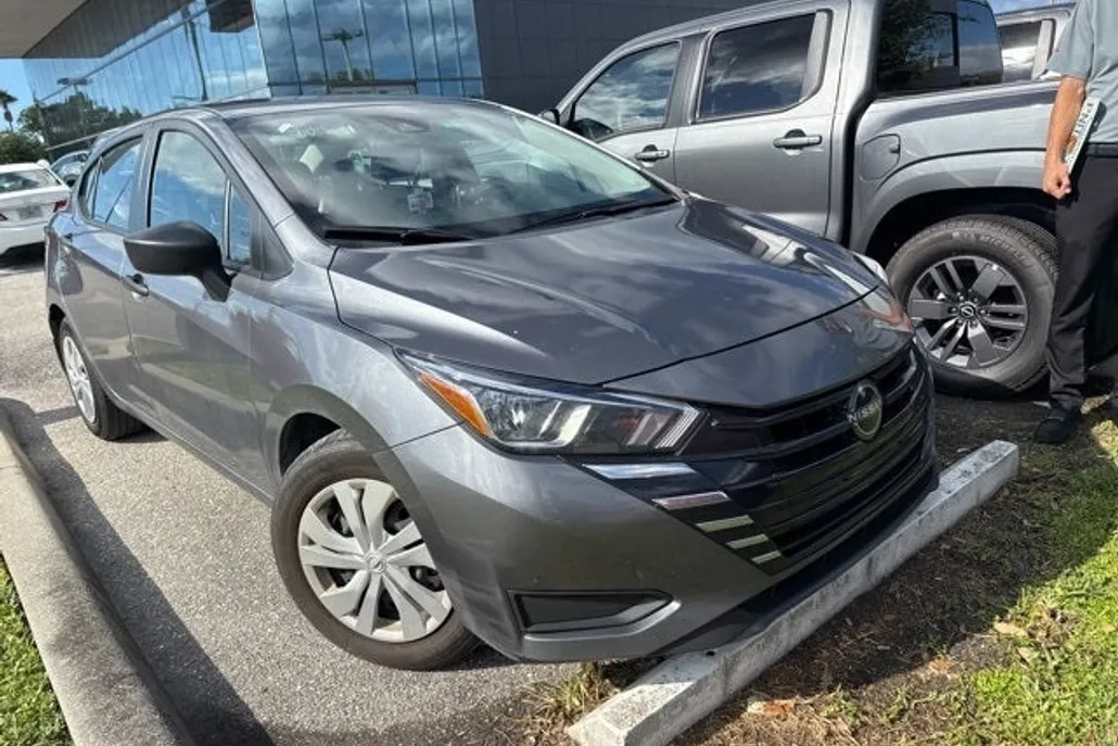 2023 Nissan Versa 1.6 S photo 1