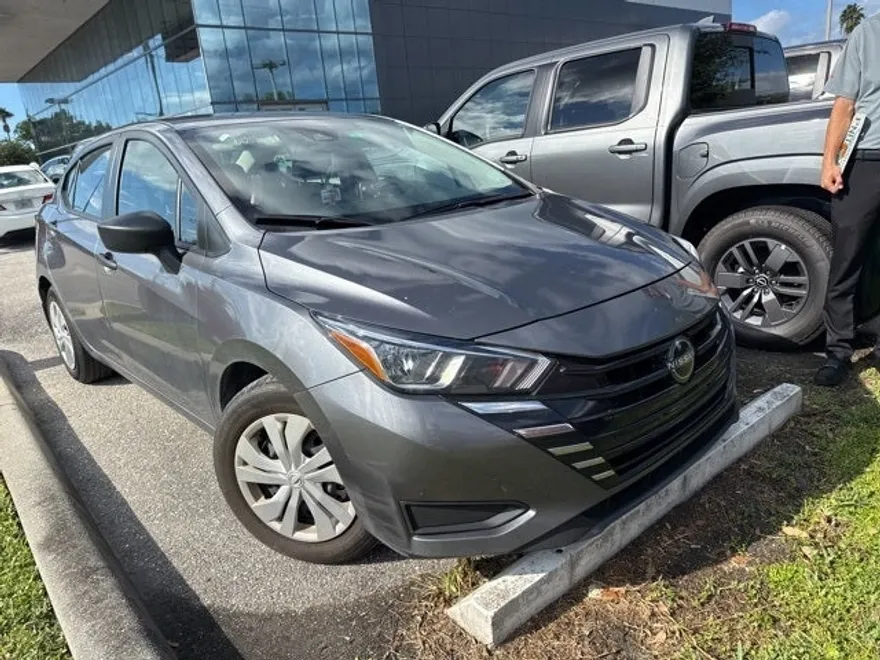 2023 Nissan Versa 1.6 S photo 1