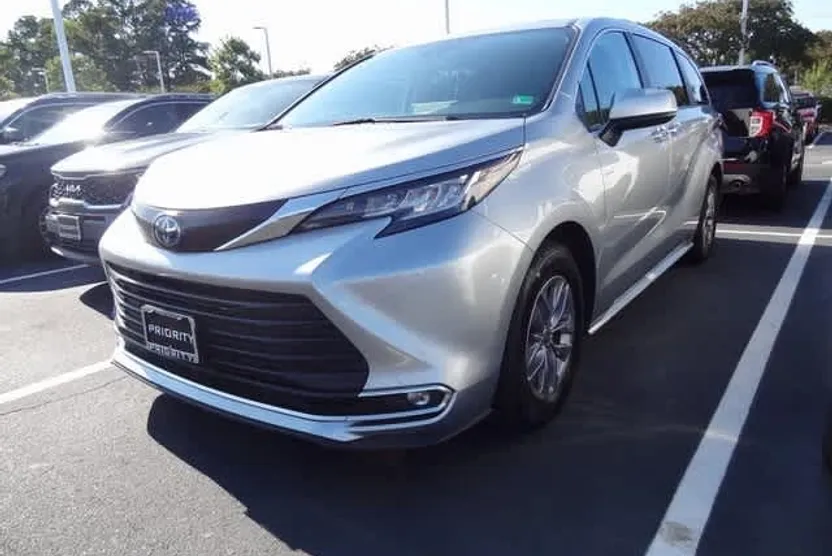 2023 Toyota Sienna XLE photo 1