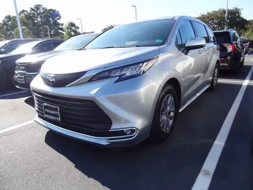 2023 Toyota Sienna XLE photo 1