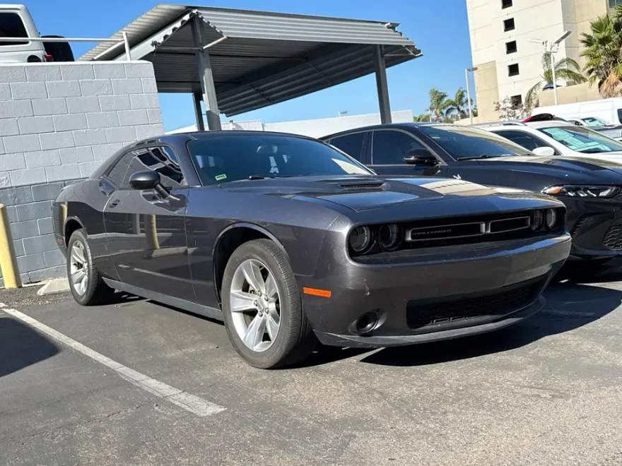 2015 Dodge Challenger SXT photo 1