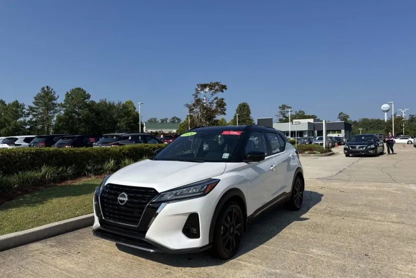 2024 Nissan Kicks SR photo 1