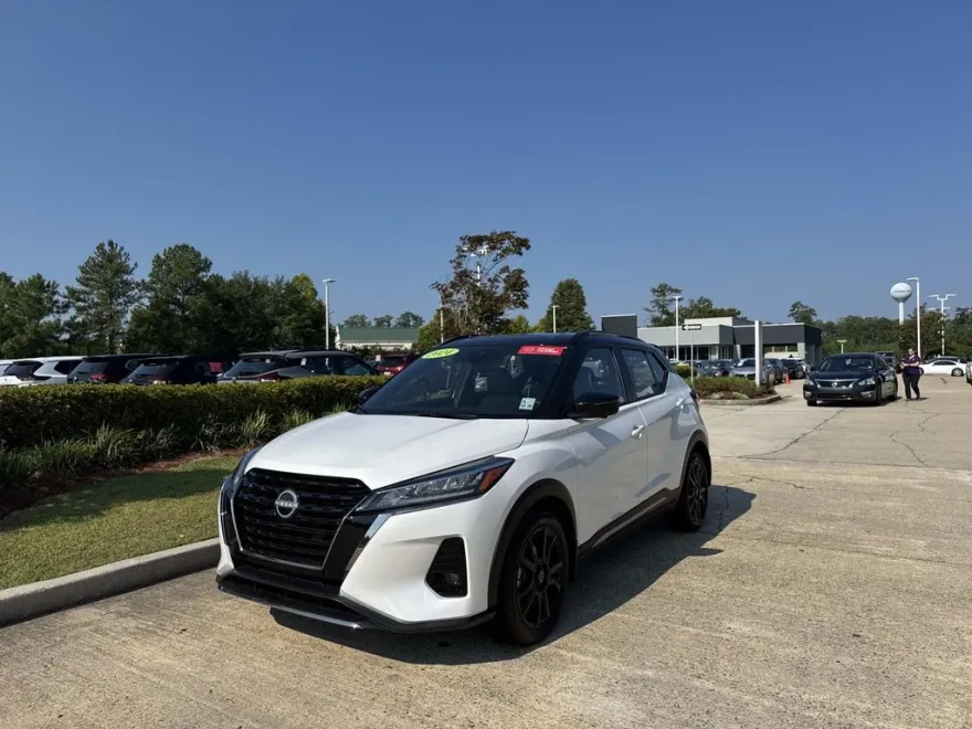 2024 Nissan Kicks SR photo 1