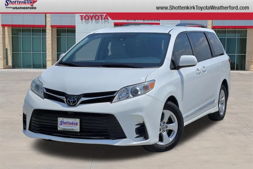 2020 Toyota Sienna LE photo 1