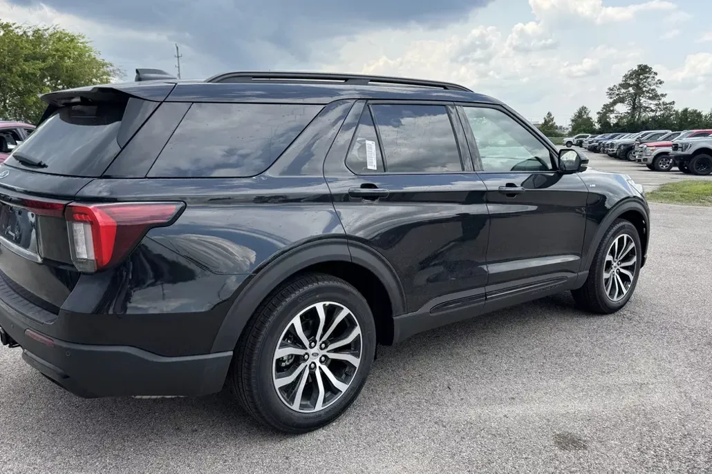 2025 Ford Explorer ST-Line photo 1