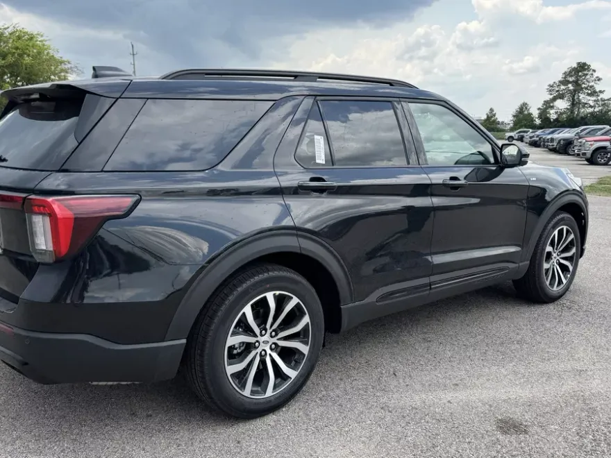 2025 Ford Explorer ST-Line photo 1