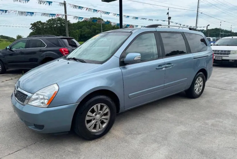 2012 Kia Sedona LX photo 1