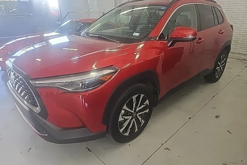 2023 Toyota Corolla Cross XLE photo 1