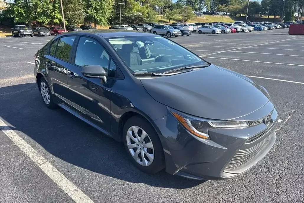2024 Toyota Corolla LE photo 1