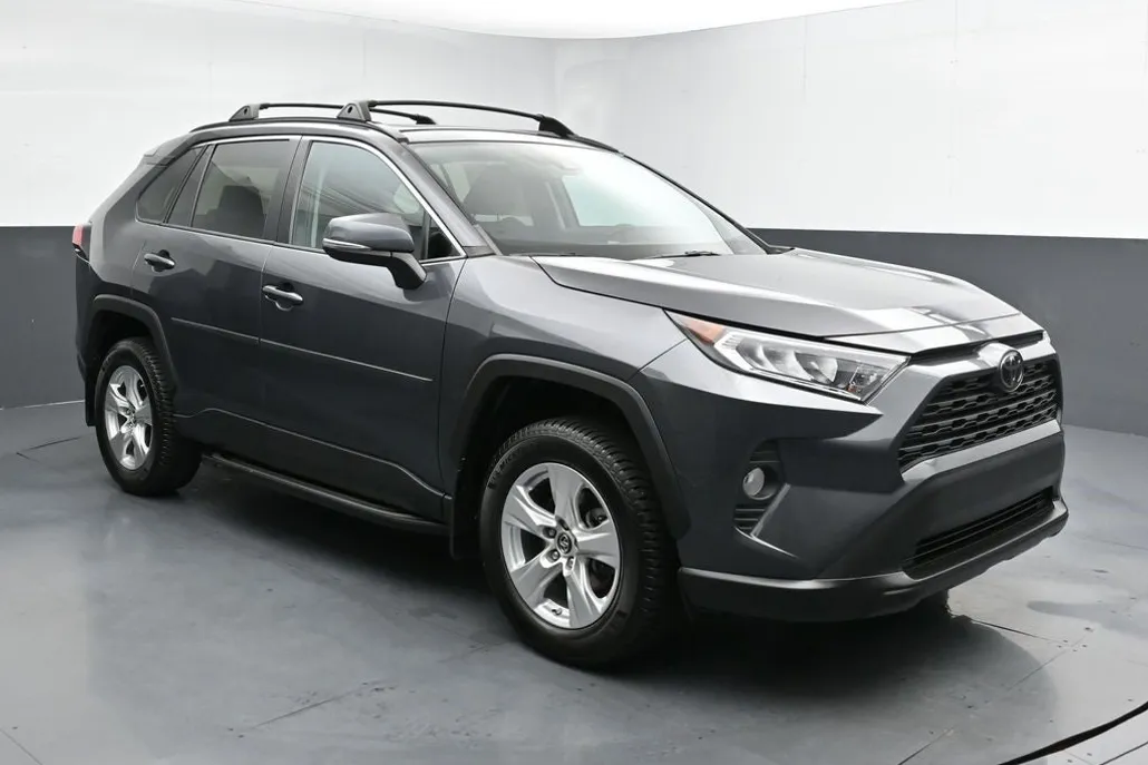 2019 Toyota RAV4 XLE photo 1