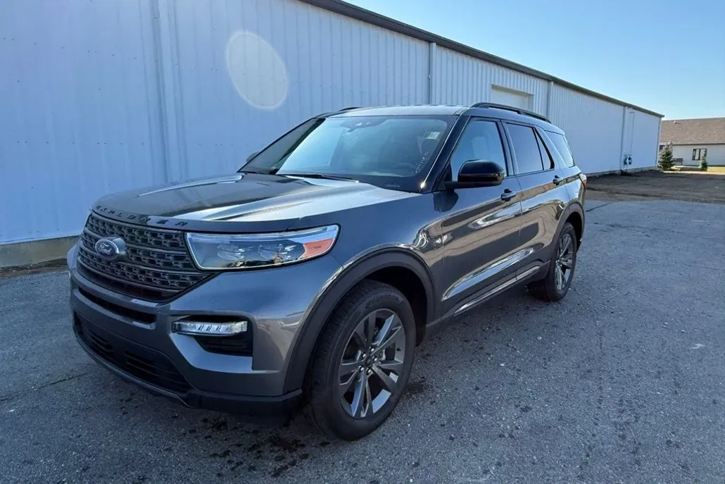 2023 Ford Explorer XLT photo 1