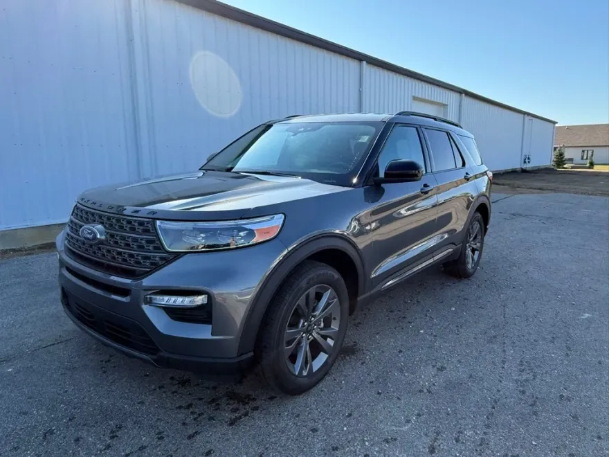 2023 Ford Explorer XLT photo 1