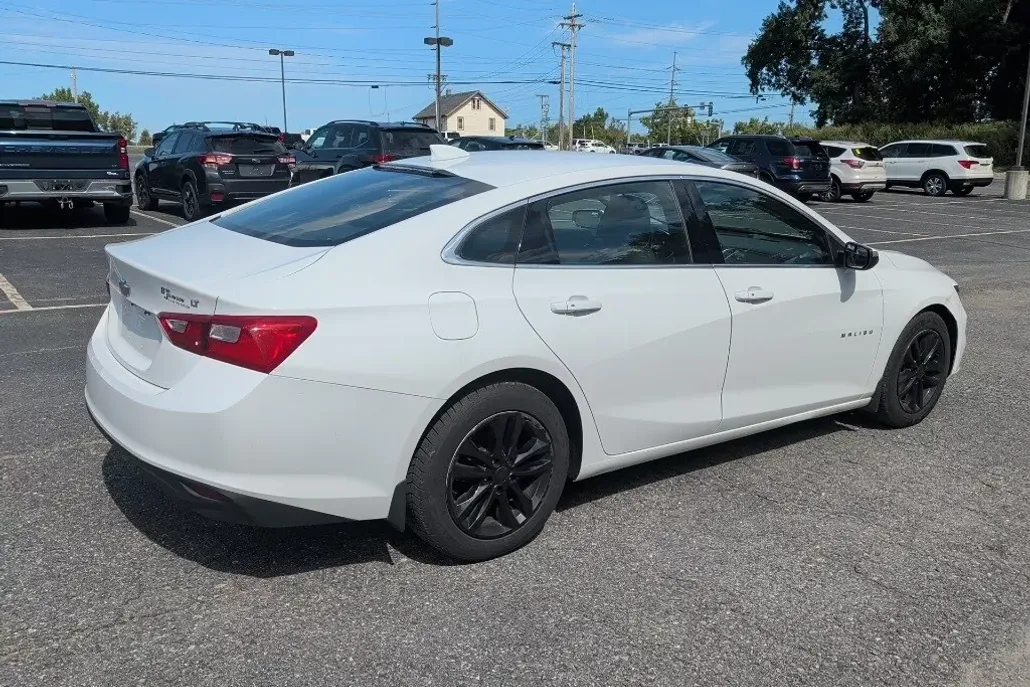 2016 Chevrolet Malibu 1LT photo 1