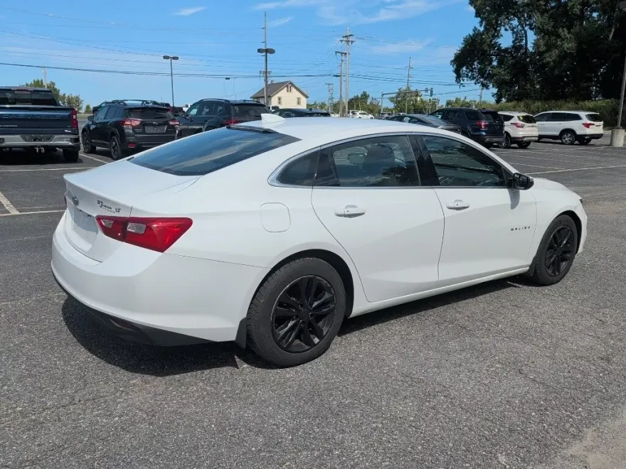 2016 Chevrolet Malibu 1LT photo 1