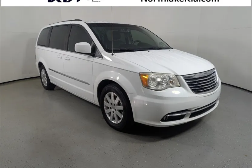 2014 Chrysler Town & Country Touring photo 1
