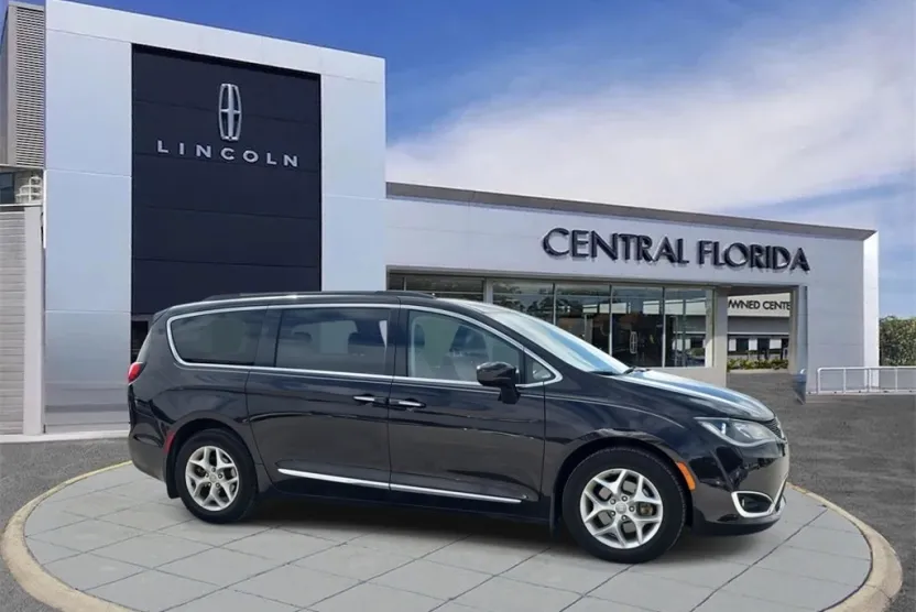 2017 Chrysler Pacifica Touring L photo 1