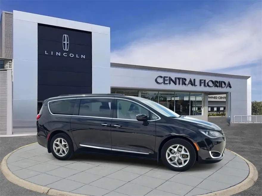 2017 Chrysler Pacifica Touring L photo 1