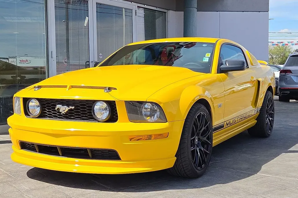 2005 Ford Mustang GT Premium photo 1