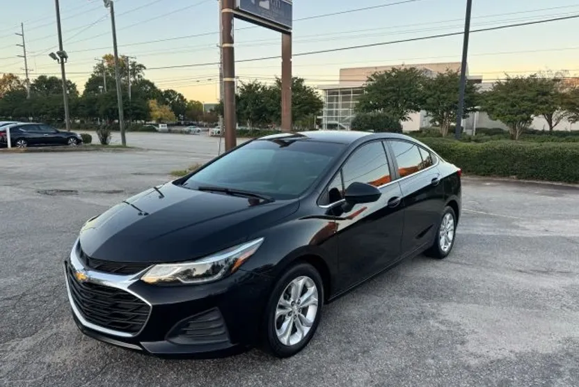 2019 Chevrolet Cruze LT photo 1