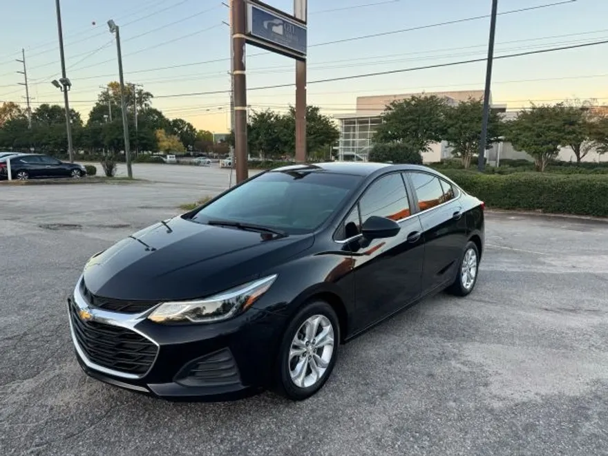 2019 Chevrolet Cruze LT photo 1