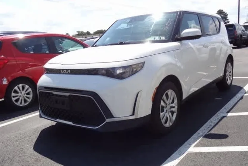 2023 Kia Soul LX photo 1