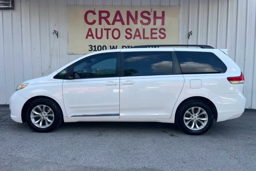 2014 Toyota Sienna LE photo 1