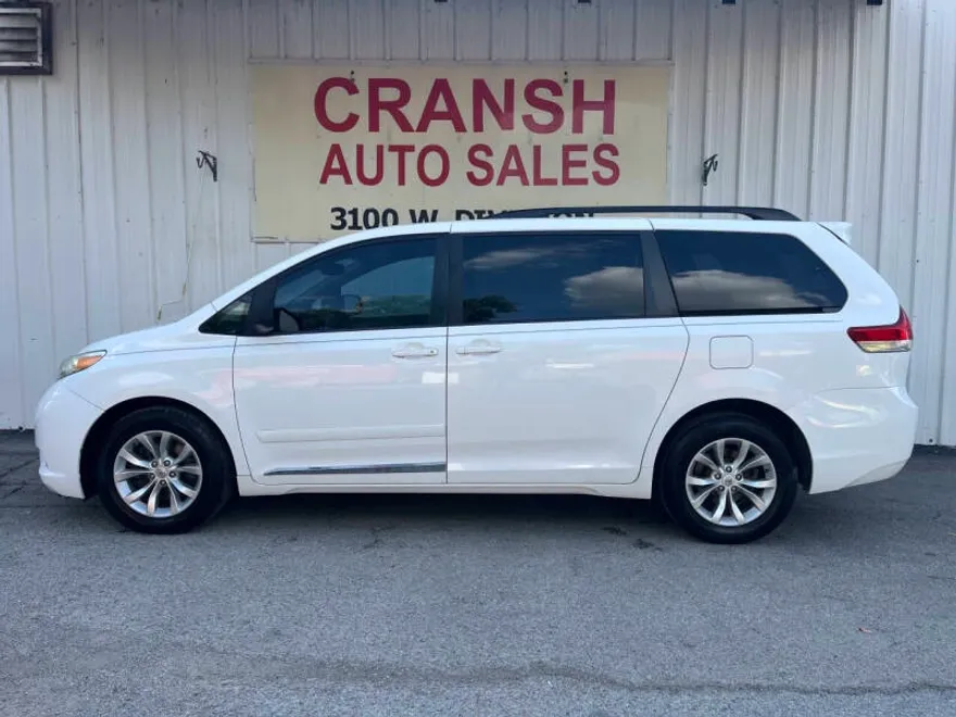 2014 Toyota Sienna LE photo 1