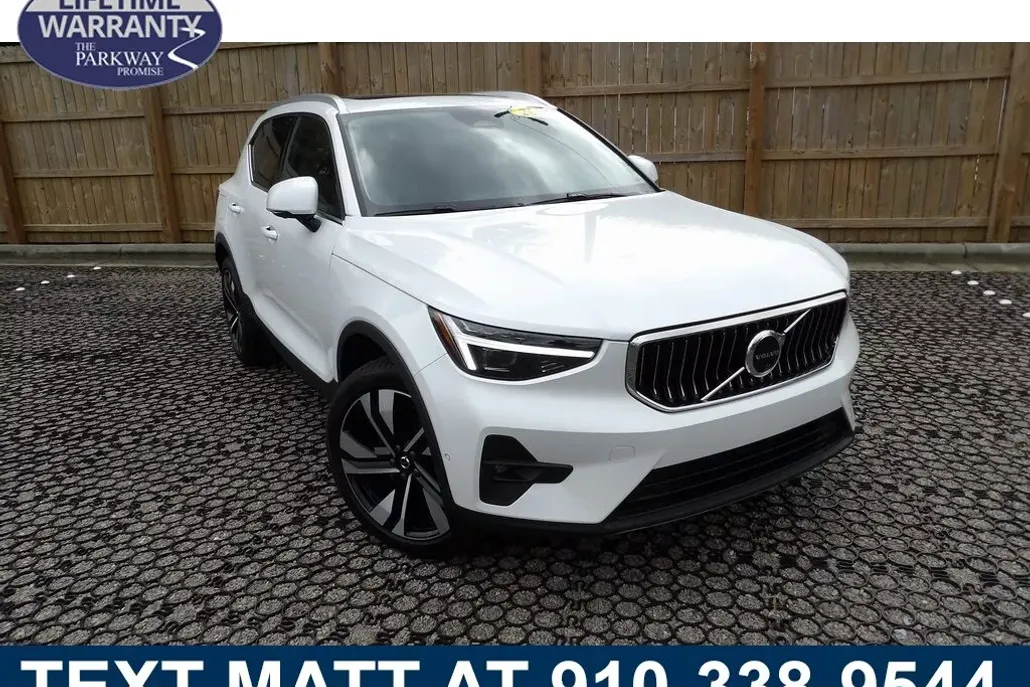 2025 Volvo XC40 Plus photo 1