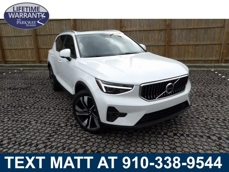 2025 Volvo XC40 Plus photo 1