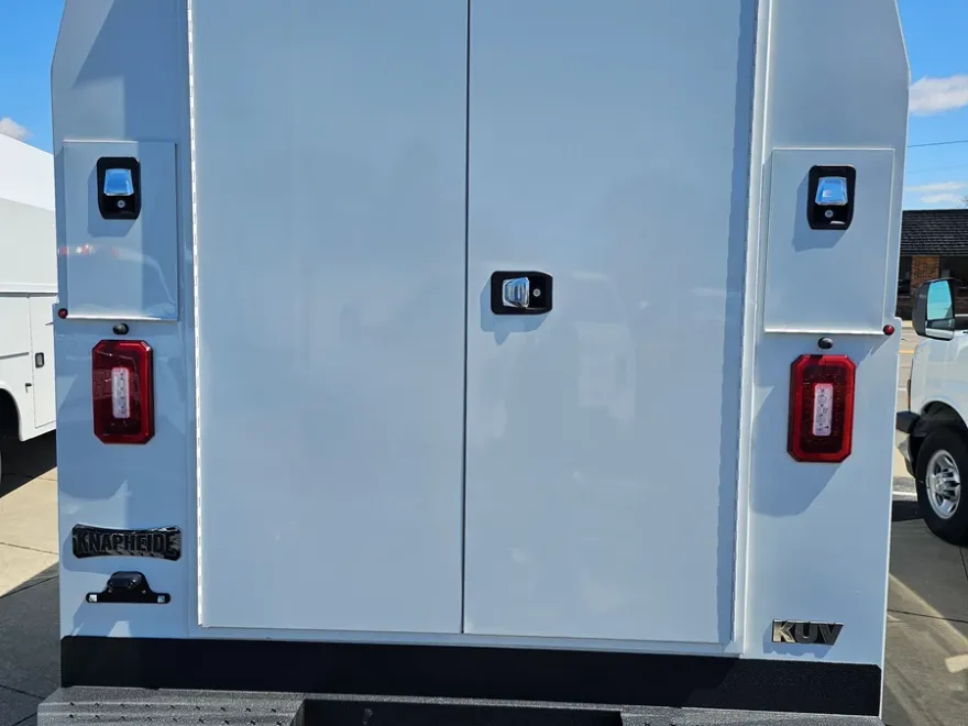 2024 Chevrolet Express Cutaway 3500 photo 3