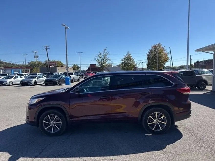 2017 Toyota Highlander XLE photo 1