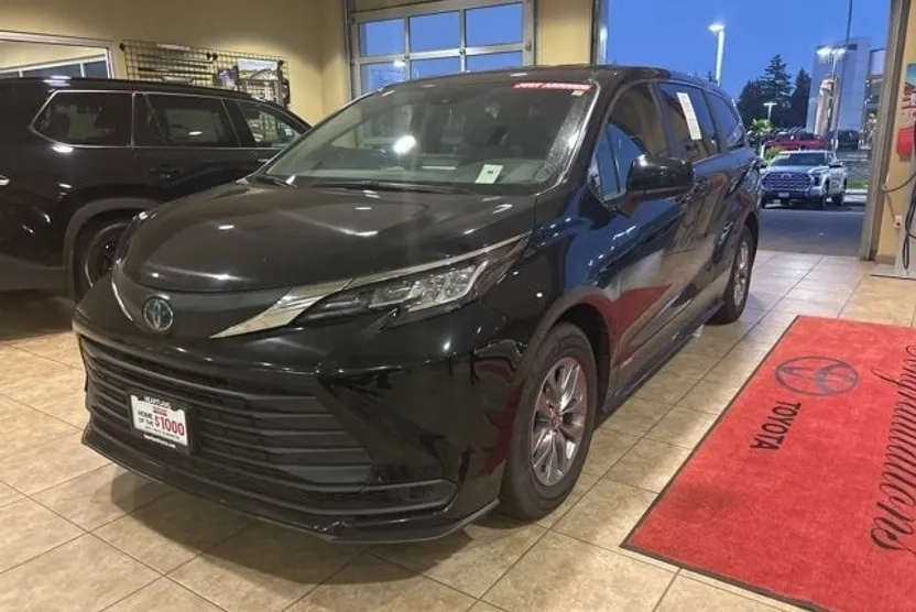 2021 Toyota Sienna LE photo 1