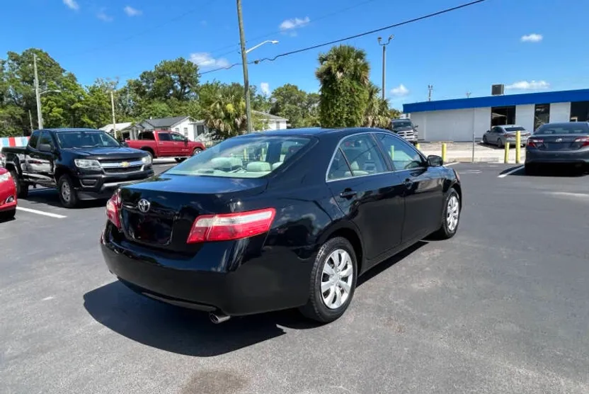 2009 Toyota Camry LE photo 1